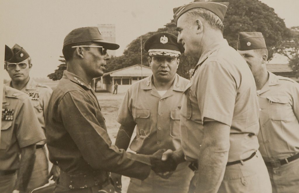 El coronel Benedicto Lucas, el teniente coronel Héctor Alejandro Gramajo y varios altos oficiales estadounidenses en la década de los 70. (Del documental El buen cristiano)