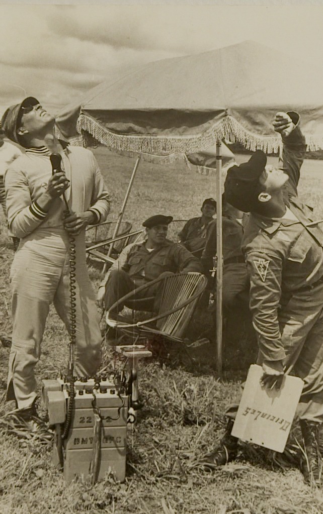 Benedicto dirige una demostración durante un acto en la Base Militar de Tropas Paracaidistas del Puerto de San José, Escuintla, en los años 70. (Del documental El buen cristiano)