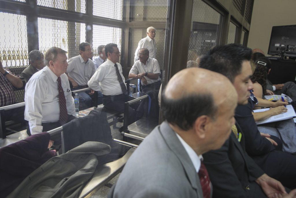 Junto a varios militares detenidos, Benedicto conversa con Byron Barrientos, agente de inteligencia y ministro de Gobernación durante el gobierno de Alfonso Portillo. (Foto: Edwin Bercián)