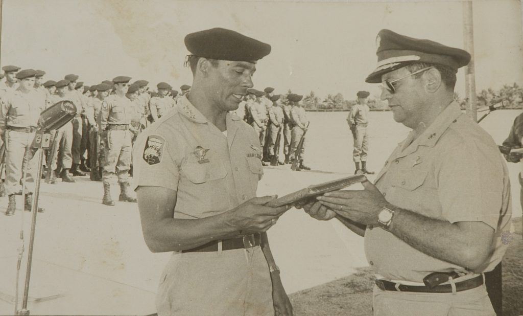 Los coroneles Manuel Benedicto Lucas García y Óscar Humberto Mejía Víctores alrededor de 1973. (Del documental El buen cristiano)