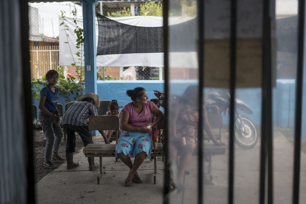 Personas de la región sur de Guatemala esperan ser atendidas en un centro de salud. Foto: Edwin Bercián.