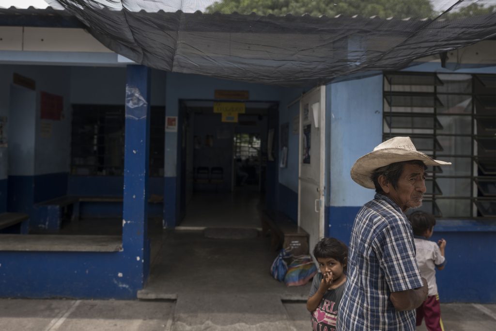 Analgésicos, cafeína, opioides, son parte de un coctel que utilizan los jornales para sus labores en la costa sur de Guatemala. Foto: Edwin Bercián.