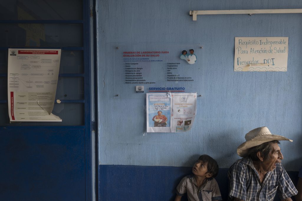 En los centros de salud de la costa sur, es habitual la consulta por daños en los riñones. Foto: Edwin Bercián.