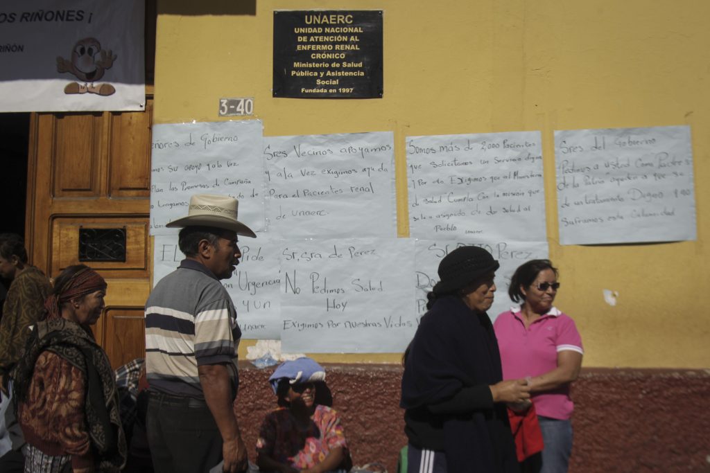 Personas esperan en las afueras de UNAERC para ser atendidos. Foto: Edwin Bercián