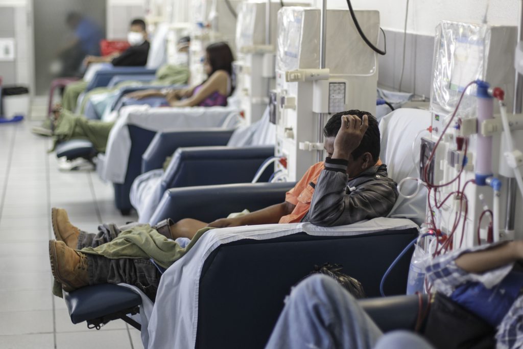 Pacientes esperan a que se les atienda en el interior de UNAERC.
Foto: Edwin Bercián.