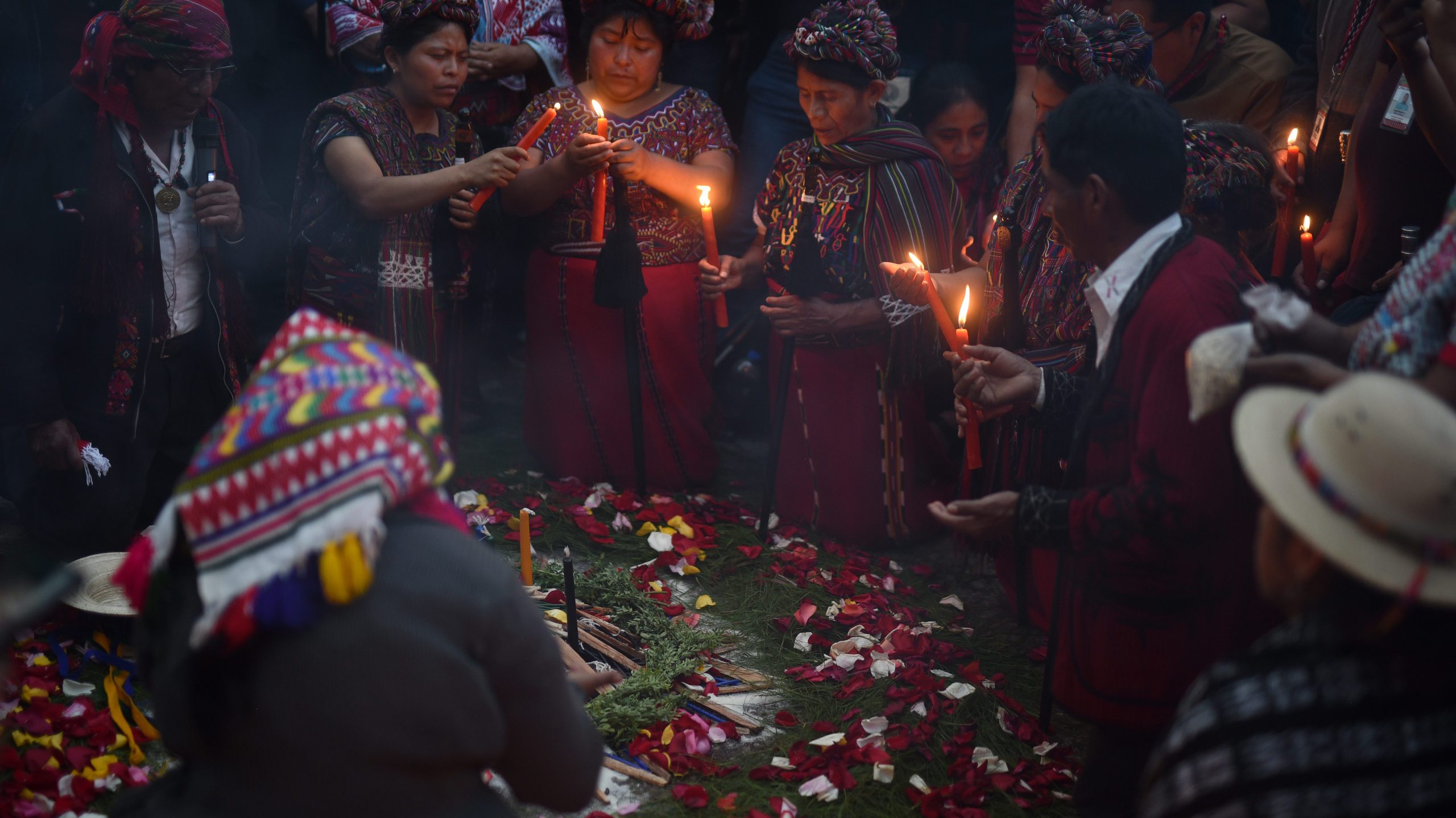 mujeres maya ixil realizando una ceremonia maya frente al Ministerio Público durante el Paro Nacional. Foto: Edwin Bercián