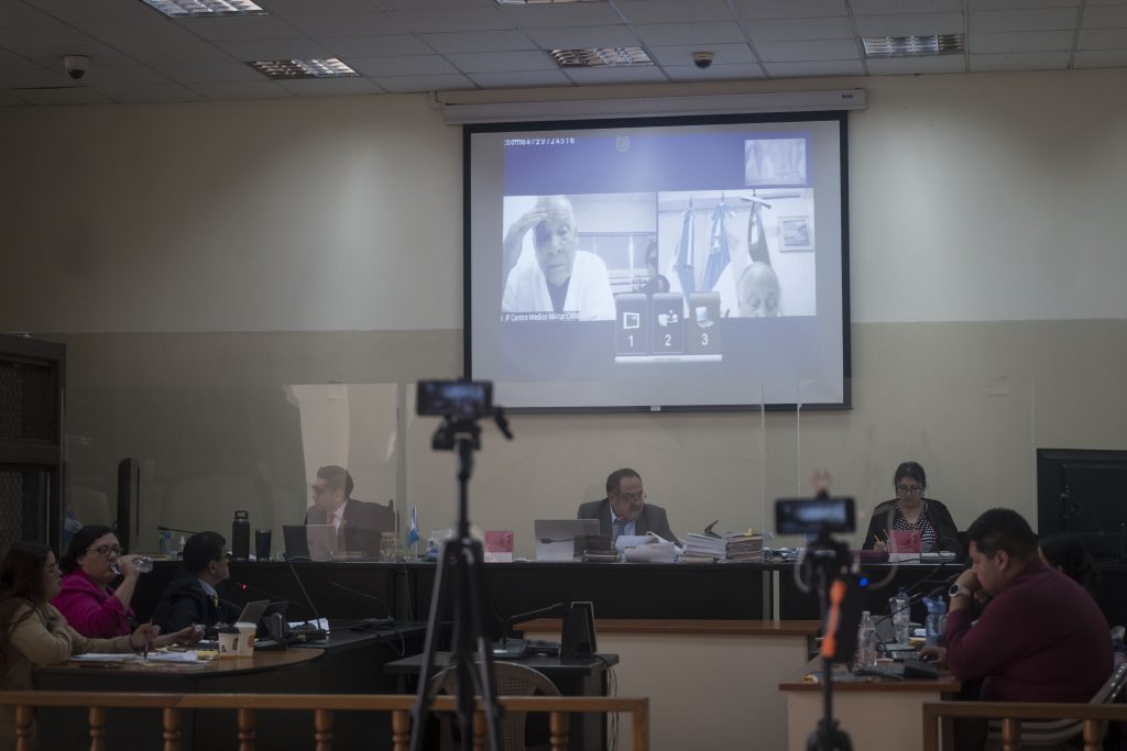 Benedicto escucha de manera remota una de las audiencias del proceso por genocidio en su contra. (Foto: Edwin Bercián)  