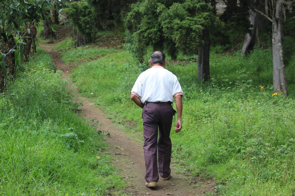 Don José, agricultor y tejedor de Catenl, Quetzaltenango, camina para regresar a su casa. Foto: Catarina Huix