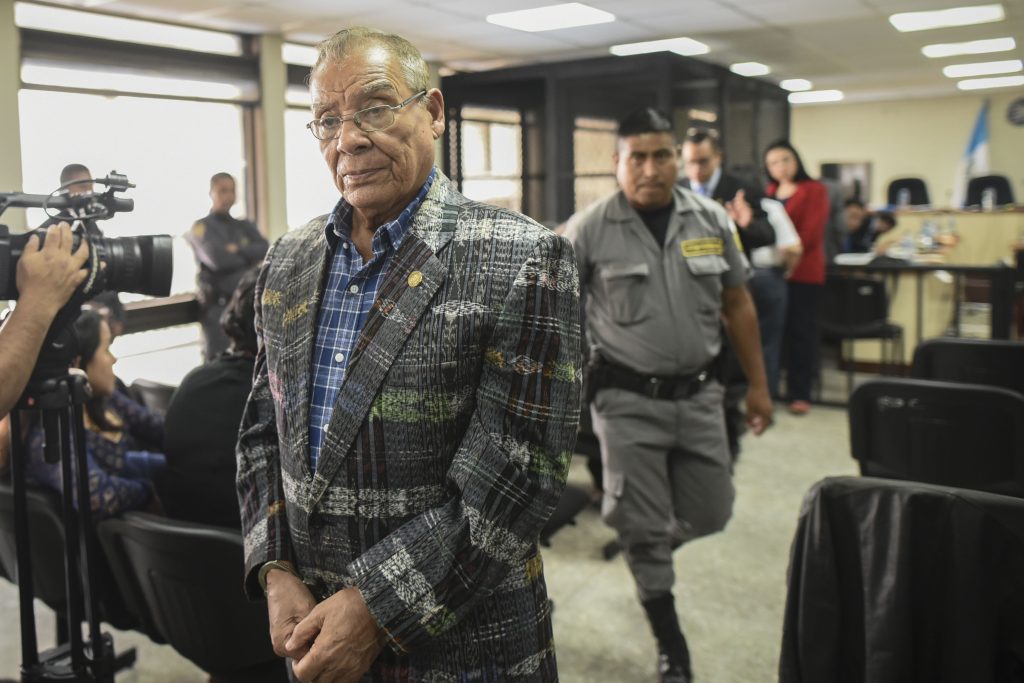 Benedicto es conducido por un agente del Sistema Penitenciario en una de las tantas audiencias que le ha tocado afrontar durante los últimos casi nueve años. (Foto: Edwin Bercián)