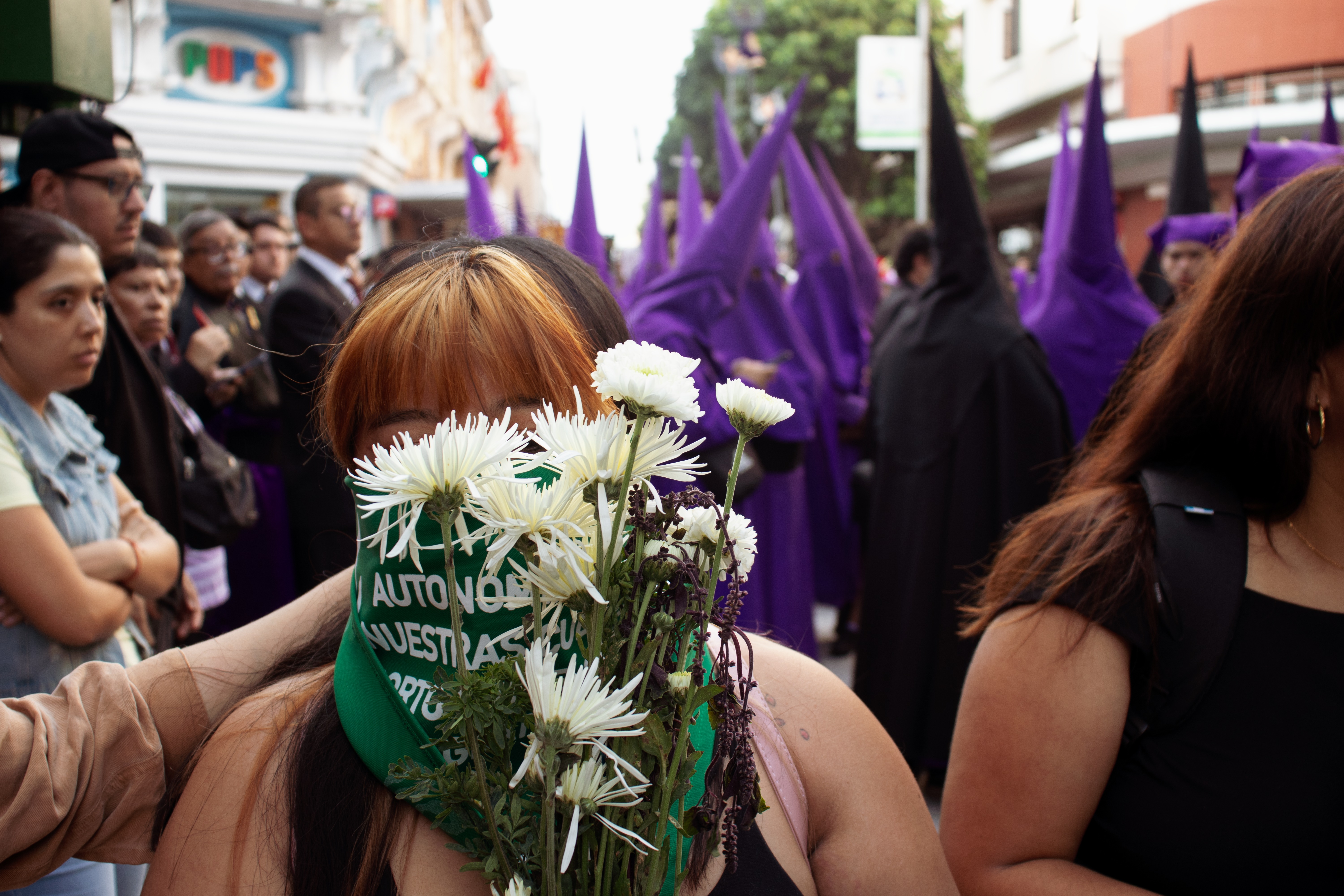 Una mujer marcha en Guatemala durante la celebración del Día Internacional por el aborto legal y seguro. Foto: Incide Joven