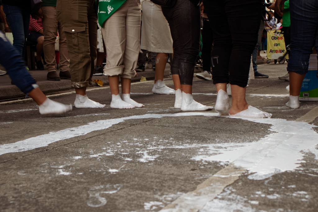 Performance los hombres abortan sin poner el cuerpo, realizado en Ciudad de Guatemala por la conmemoración del 28 de septiembre, Día Internacional por le Aborto Legal y Seguro. Foto: Incide Joven