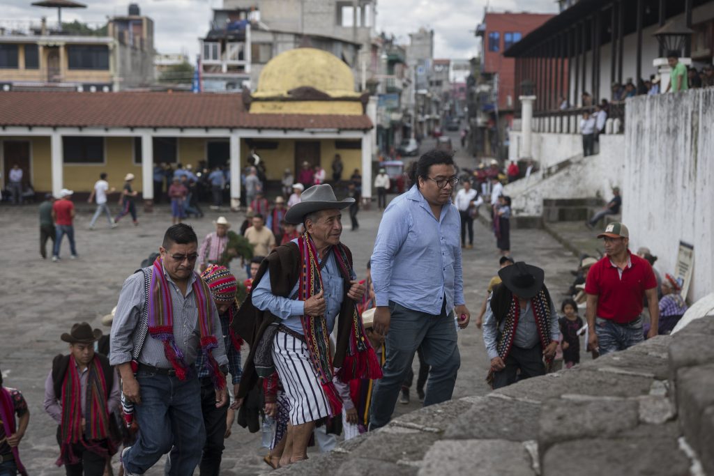 La Cofradía de Santa Cruz, en el atrio de la iglesia de Santiago Atitlán. Foto: Edwin Bercián