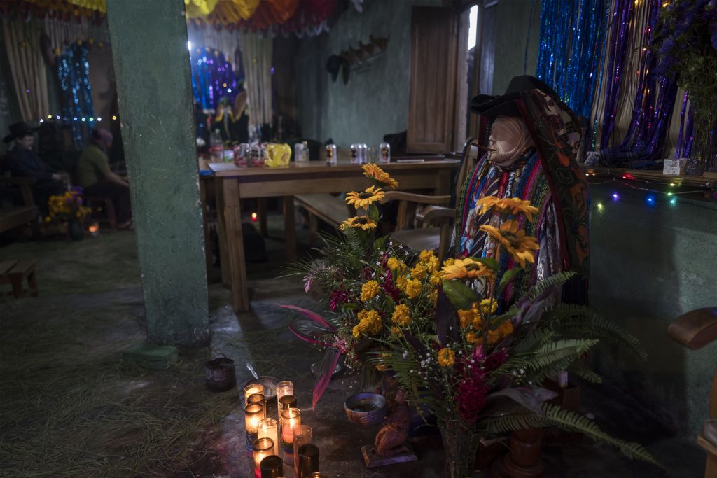 Cofradía de Santa Cruz, a cargo de San Simón, en Santiago Atitlán. Edwin Bercián