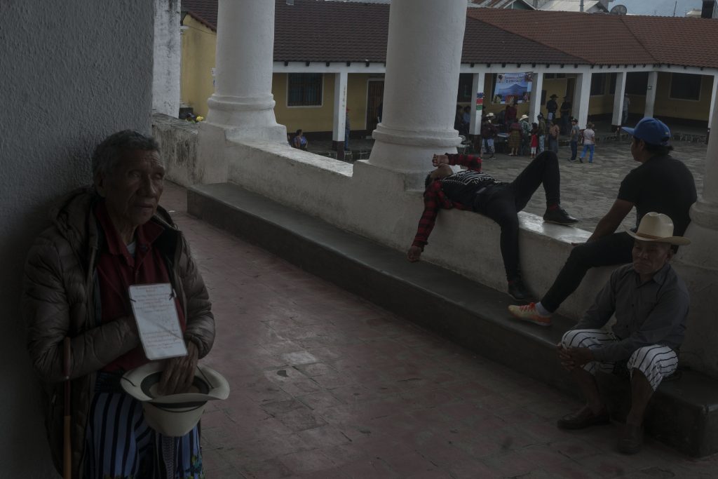 Desde la iglesia se oberva la afluencia de votantes para nuevo cabecera indígena de Santiago Atitlán. Foto: Edwin Bercián.