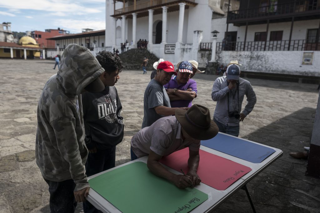 Tres cartulinas fueron instaladas en el atrio de la igelsia de Santiago Atitlán para elección de nuevo cabecera. Foto: Edwin Bercián.