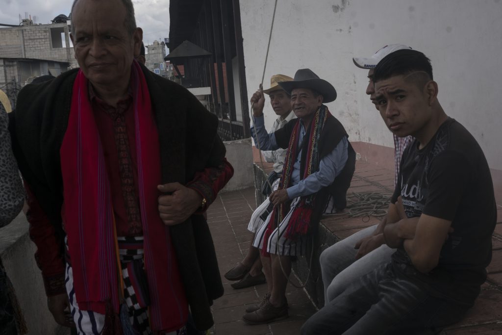 Andrés Tziná, cabecera electo solo por las cofradías, en una de sus tareas del 1 de nobiembre: Foto: Edwin Bercián.