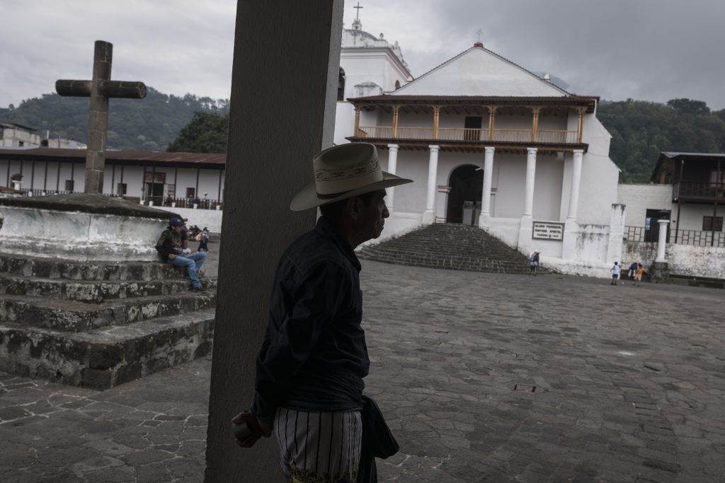 Un hombre espera los resultados de las votaciones de nuevo cabecera en el atrio de la iglesia de Santiago Atitlán. Foto: Edwin Bercián.