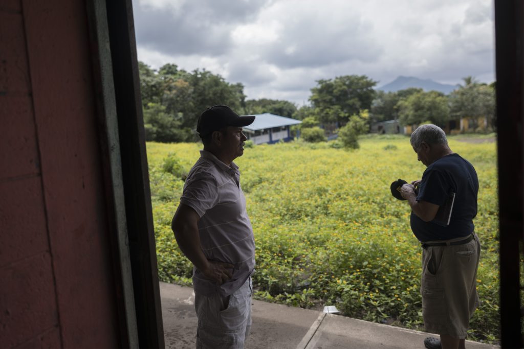 Urbano Lorenzo y Carlos Montejo,al salir de una reunión en la Escuela Oficial  de la Nueva Trinidad el 1 de septiembre de 2024. Foto: Edwin Bercián