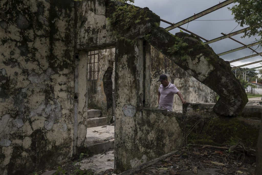  Urbano muestra parte de las estructuras que han deterioradas a través del tiempo en la comunidad Nueva Trinidad el 1 de septiembre de 2024. Foto:Edwin Bercián 