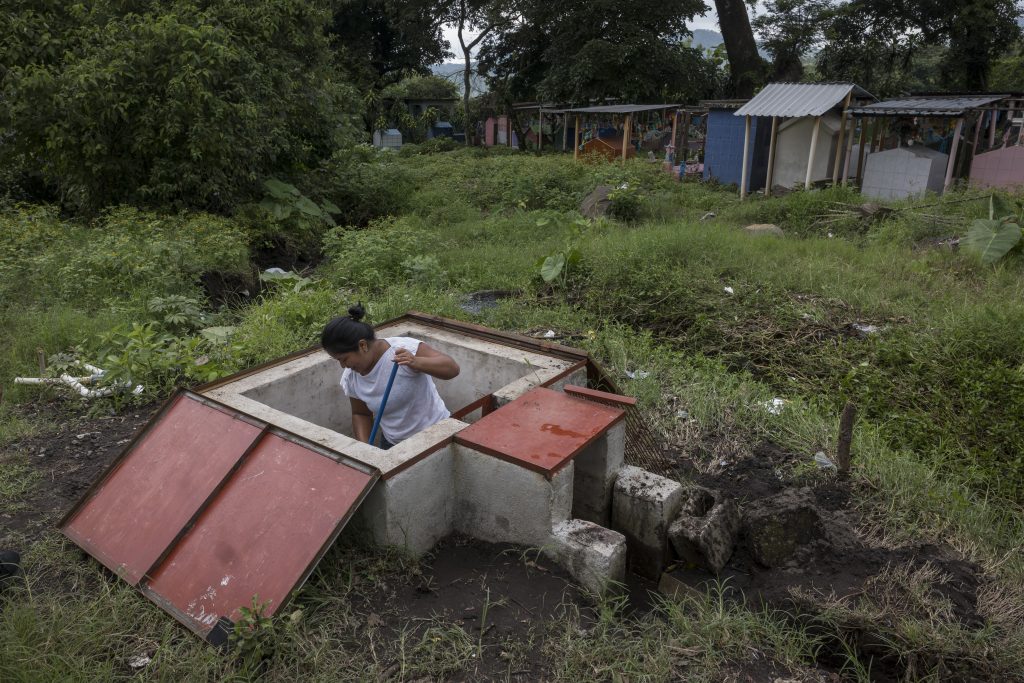 Noemí Montejo trabaja en el sistema de captación de agua para el cultivo de tilapia en La Nueva Trinidad el 1 de septiembre de 2024. Foto: Edwin Bercián