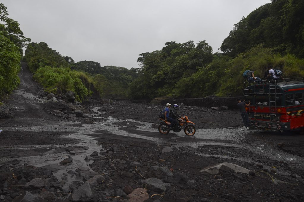 La Aldea la Trinidad está ubicada en las cercanías del volcán de Fuego, para llegar hay que atravesar area volcánica. Foto: Edwin Bercián