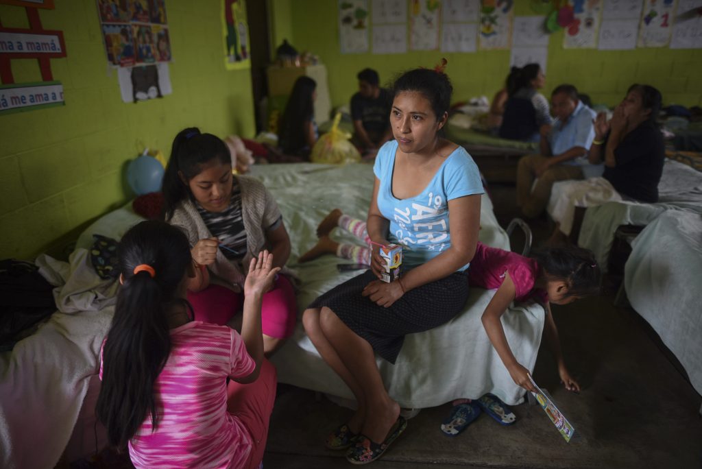 Decenas de familias fueron evacuadas a distintos albergues, habilitados después de la erupción del volcán. Foto: Edwin Bercián