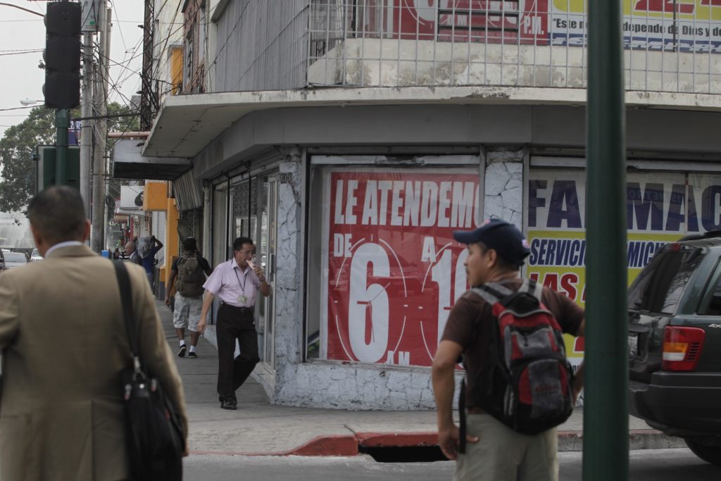 Las farmacias en Guatemala venden los medicamentos a precios muy similares, algo que será un delito tras la aprobación de la Ley de Competencia. Foto: Edwin Bercián