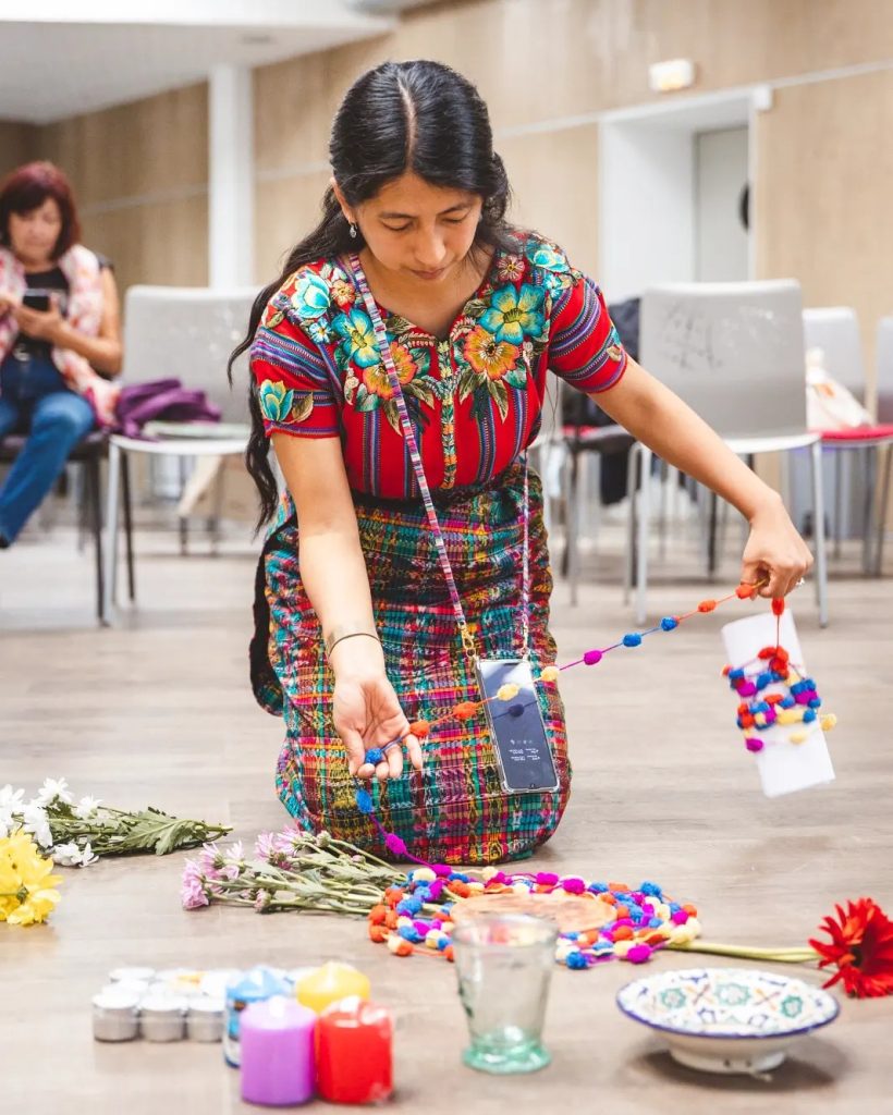 Flor Barán, terapeuta maya kakchiquel y parte del grupo Kakla en una ceremonia. Foto: Cortesía