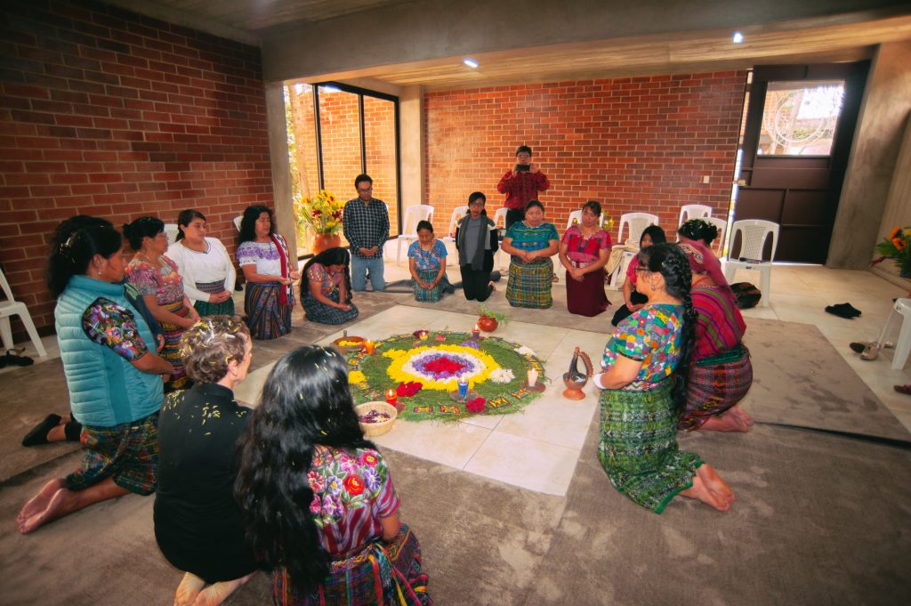 Grupo técnico de terapeutas Kakla durante un ejercicio de sanación. Foto: Cortesía.