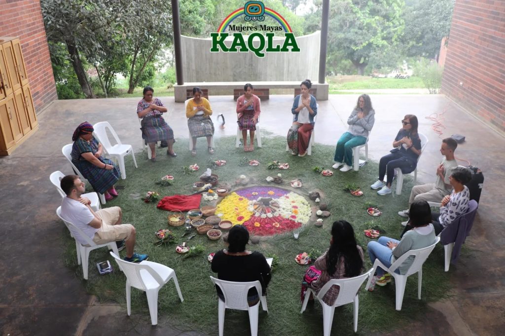 Grupo de mujeres mayas kakla durante un proceso de sanación a través de la espiritualidad. Foto: Cortesía