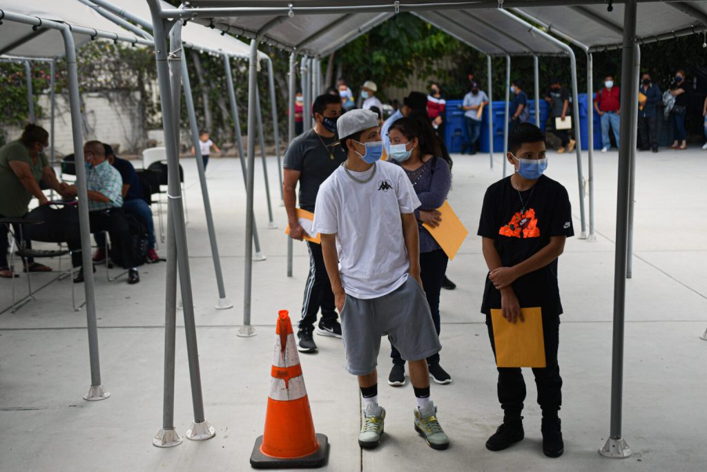 guatemaltecos haciendo fila para realizar trámites de documentos de identificación en el consulado de Los Ángeles. (Foto: David Toro)