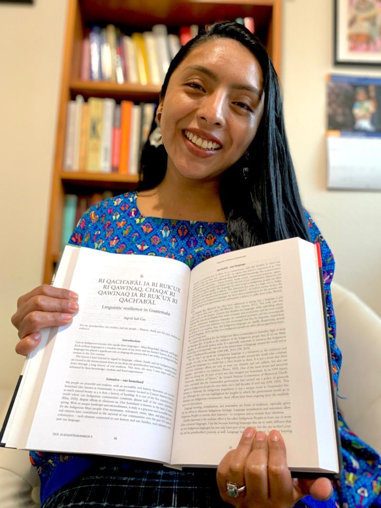 Ingrid Sub Cuc con un libro de traducción. (Foto cortesía de Ingrid Sub)