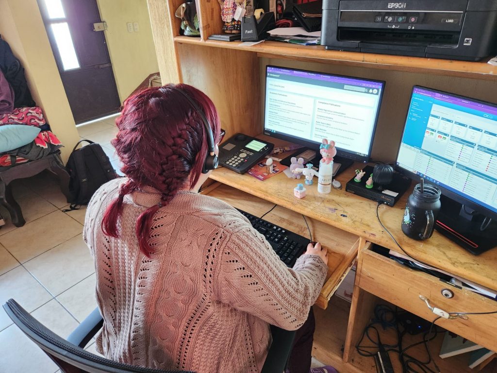 Lissa de León trabajando en un call center dónde solo puede ir al baño 10 minutos en toda la jornada lo que dificulta su mensturación. Foto: Cortesía Lissa de León