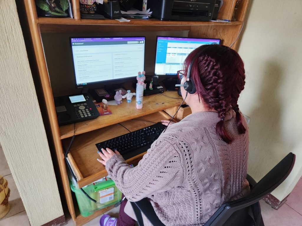 Lissa de León trabajando en un call center dónde solo puede ir al baño 10 minutos en toda la jornada lo que dificulta su mensturación. Foto: Cortesía Lissa de León