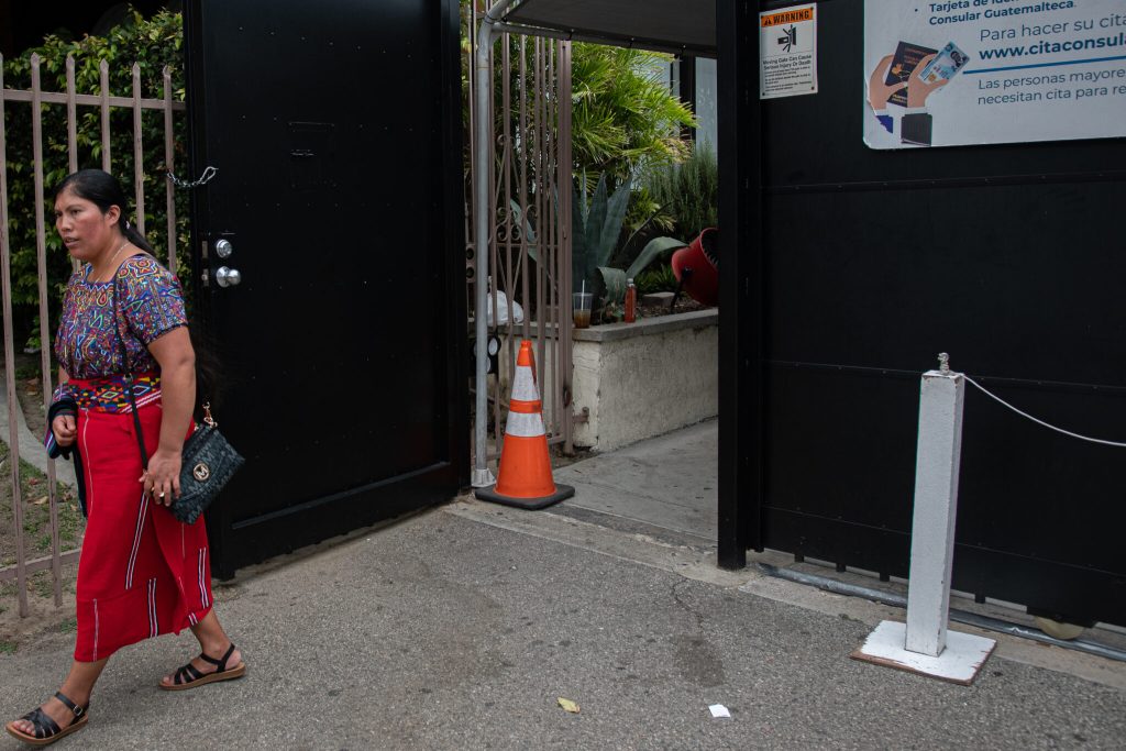 Una mujer maya ixil sale del consulado a las 4:00 pm hora en la que cierra la sede, después de seis horas de cola para tramitar el pasaporte. (Foto: David Toro)