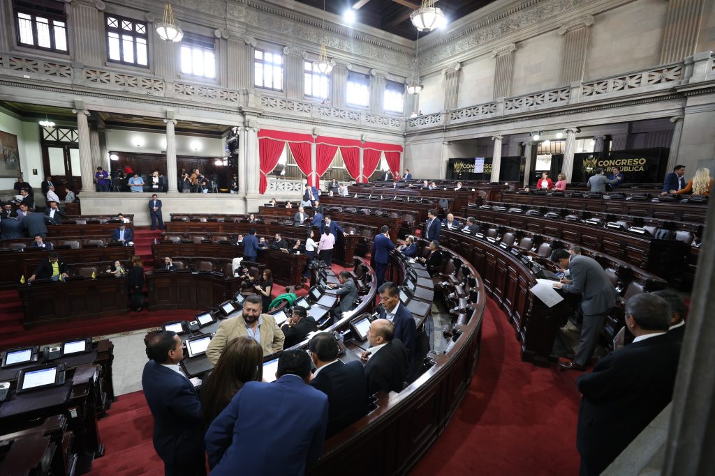 Los diputados pasarán de ganar 24,1150 quetzales al mes a devengar no menos de 45,000 mensuales, Foto: Congreso