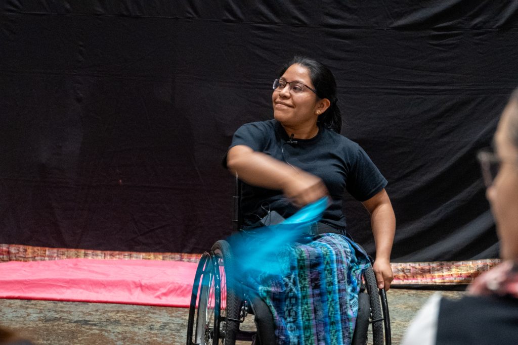 Flory Raxtún en la ppresentación de una obra de teatro de la colectiva Mujeres con Capacidad de Soñar a Colores. Foto: Colectiva.