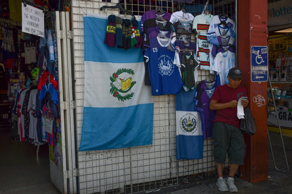 Productos guatemaltecos en una tienda en Los Ángeles. Foto: David Toro