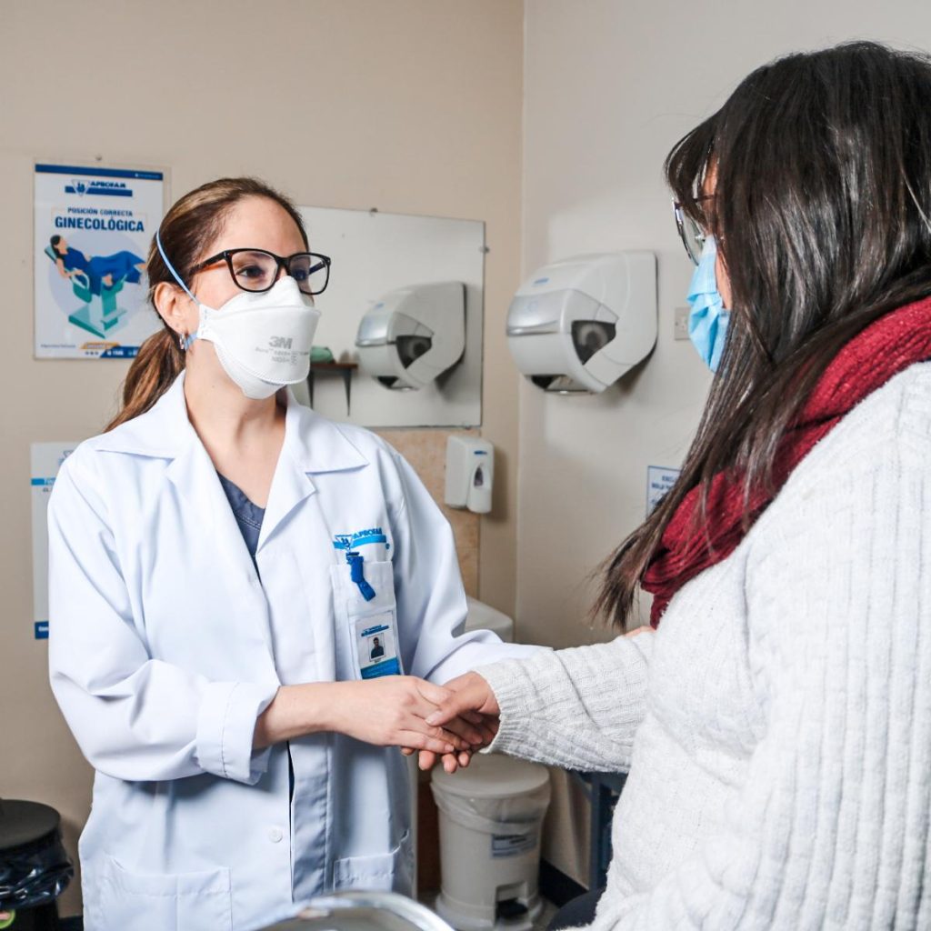 Médica en una consulta clínica, uno de los ejes de USAID en Guatemala. Foto: 