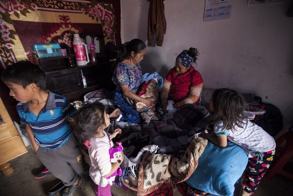 Una joven de 19 años es atendida por una comadrona en una aldea de Totonicapán. Foto: Sandrás Sebastián / Archivo