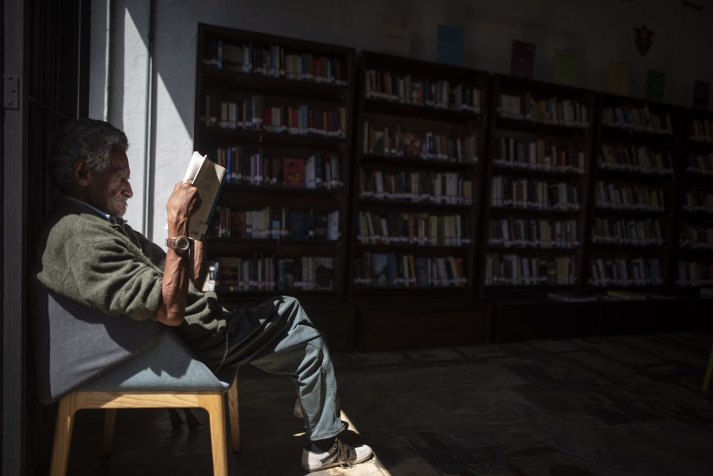 Una persona de la tercera sostiene una lectura en una librería de la ciudad de Guatemala el 8 de febrero de 2023. Foto/Edwin Bercián