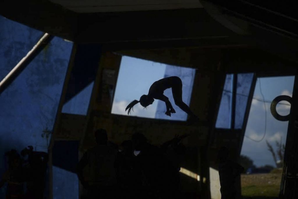 Una gimnasta salta por los aires durante un entreno en el Parque Erick Barrón do el 26 de julio de 2018.