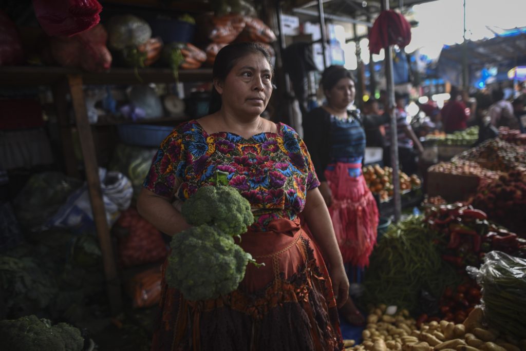 Una vendedora de verduras del mercado La Terminal, ofrece hortalizas a las personas el 29 de octubre de 2018.