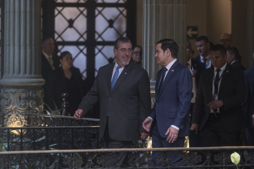 Bernardo Arévalo acompaña a Marco Rubio en el palacio nacional durante una gira diplomática por Centroamérica. Foto: Edwin Bercián