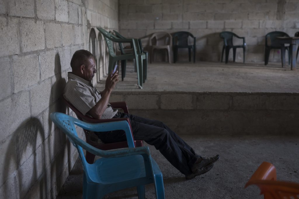 Nicolás Pop, uno de los criminalizados por Industrias Chiquibul, durante una entrevista en el salón de usos comunales en Santa Elena, Sayaxché, Petén. Foto: Edwin Bercián