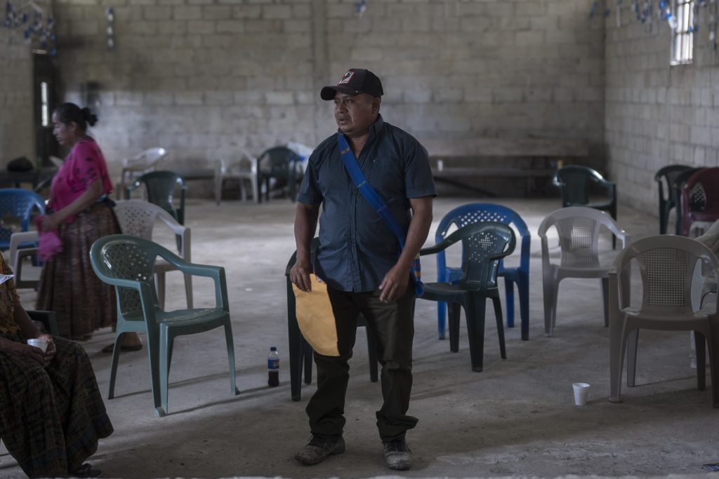 El actual alcalde comunitario de Santa Elena Río Salinas, Sayaxché, en el salón comunal para hablar de los hechos relacionados con el asesinato de Francisco Pop Icó. Foto: Edwin Bercián