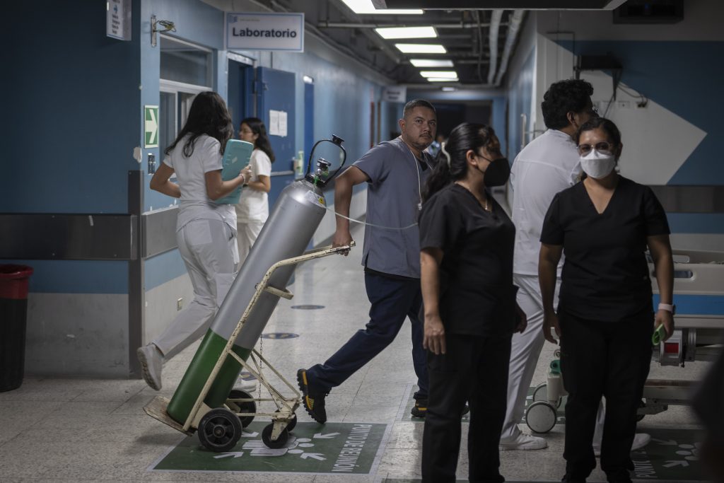 Médicos y trabajadores del hospital San Juan de Dios, caminan por los pasillos el 9 de abril de 2024. Foto/Edwin Bercián