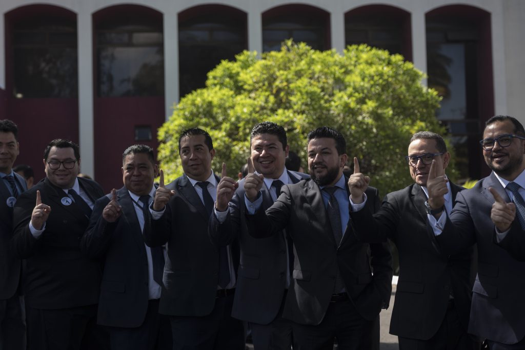 Representantes de la planilla #1, posan para una forografía durante la primera vuelta de elecciones de autoridades del Colegio de Abogados.