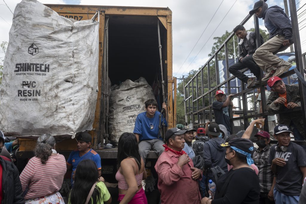 Decenas de camiones de recolectores permanecieron desde tempranas horas frente al Ministerio de Ambiente en zona 13. Foto/Edwin Bercián