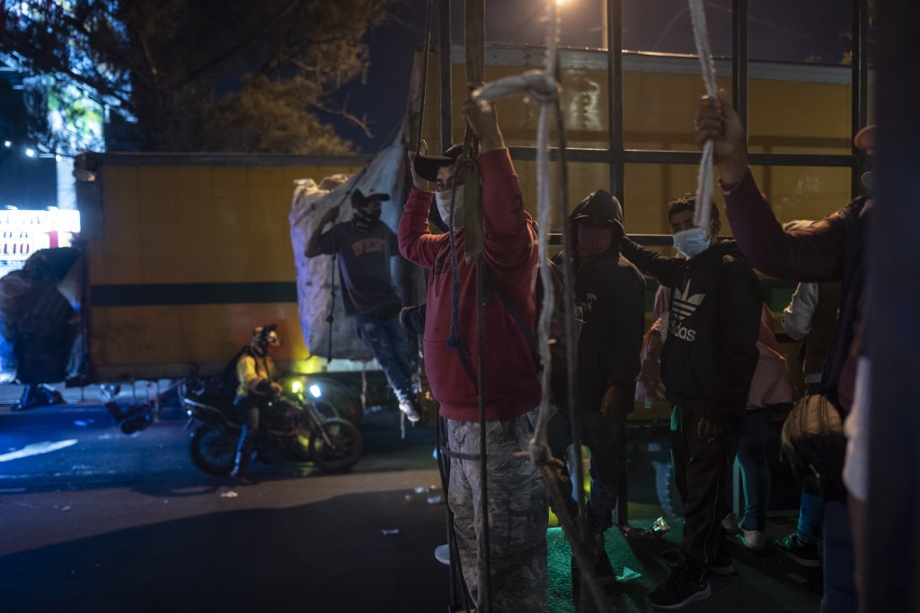 Al finalizar el diálogo, recolectores retiraron el bloqueo y se dirigieron hacia el relleno sanitario de la zona 3 para escuchar los acuerdos alcanzados. Foto/Edwin Bercián